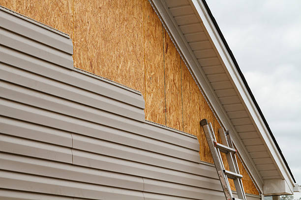Professional Siding Inspection technician working in Northbrook, OH
